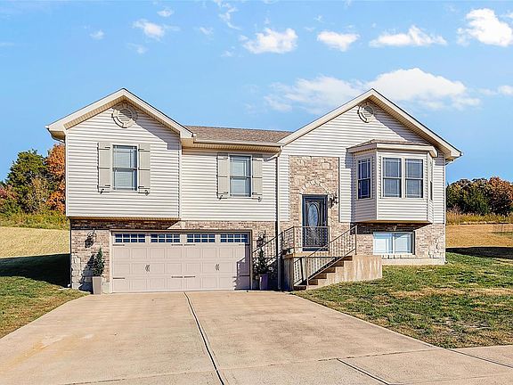 3rd image of 810 Hawks Circle Dr