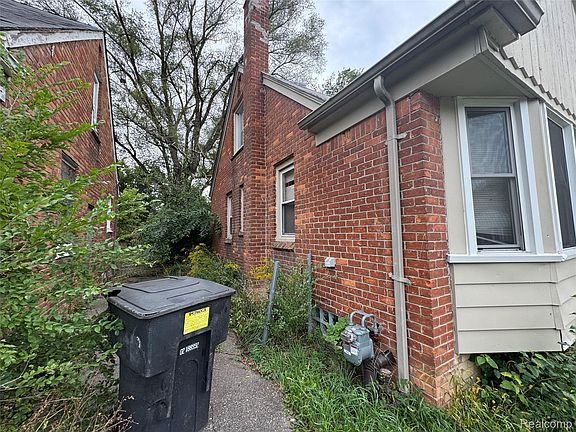 4th image of 19190 Gilchrist St