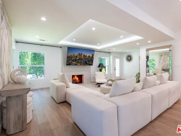 15710 Hartsook St, Encino, CA 91436