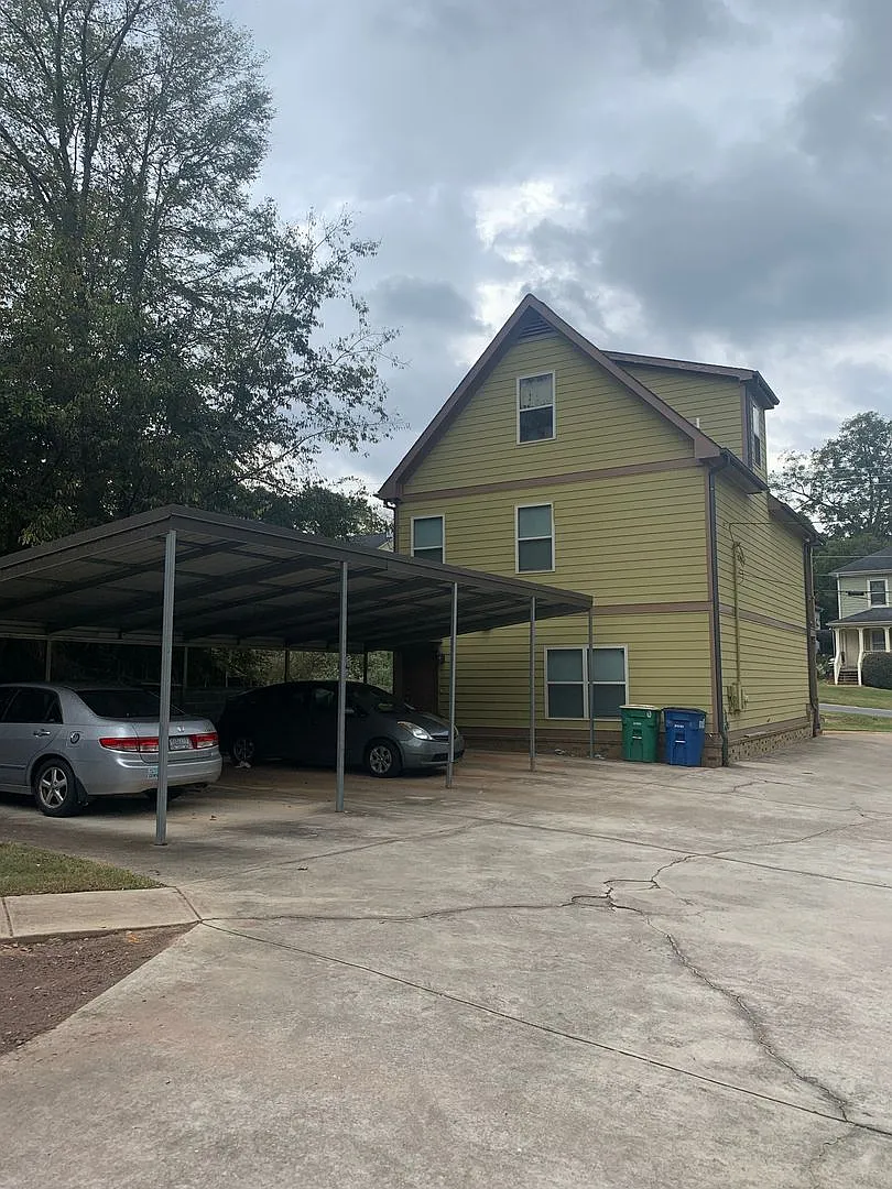 Five Bedroom Near Downtown Available for Pre-Lease! — Photo 3