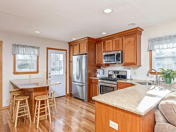 5th image of 144 Oak Street