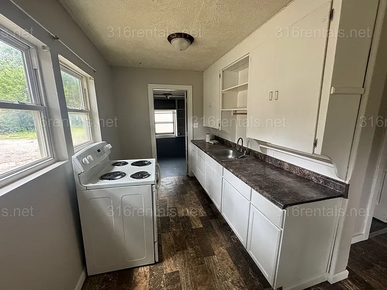 304 SE 5th St — Photo 9