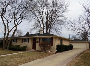 827 Saxony Dr, Racine, WI 53402