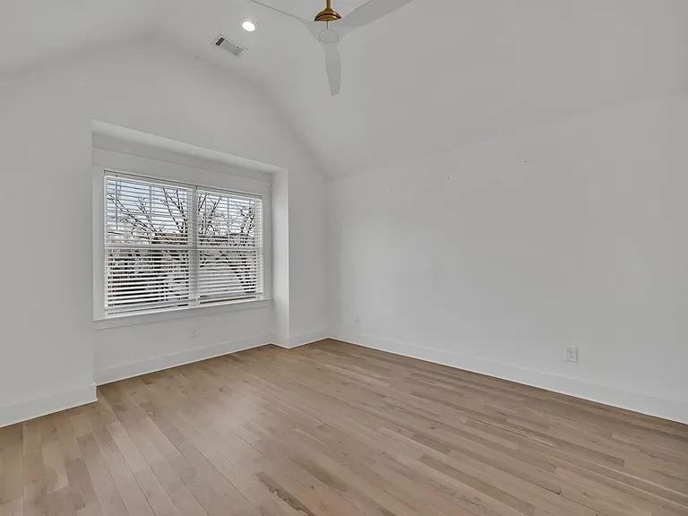 611B James Ave — Photo 33