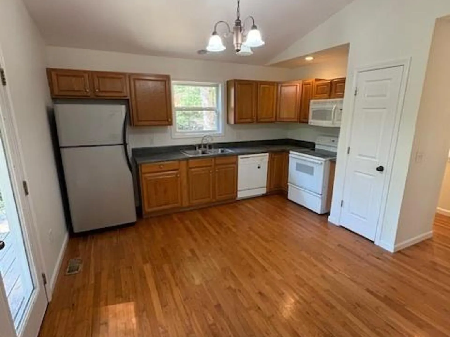 3 bed, 2.0 bath, 1536 sqft, $1,950 — Photo 2