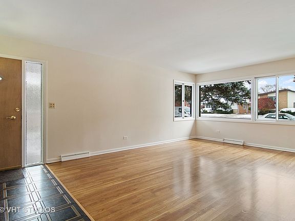 3rd image of 8944 Oak Park Ave