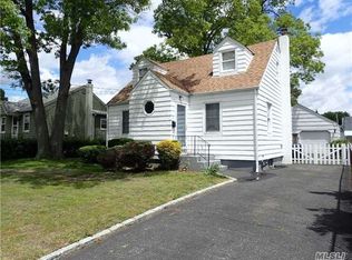 188 N Hamilton Ave, Lindenhurst, NY 11757