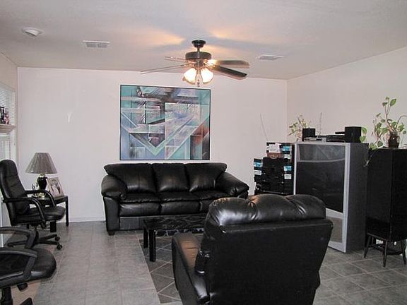 3rd image of 1088 Harriman Dr