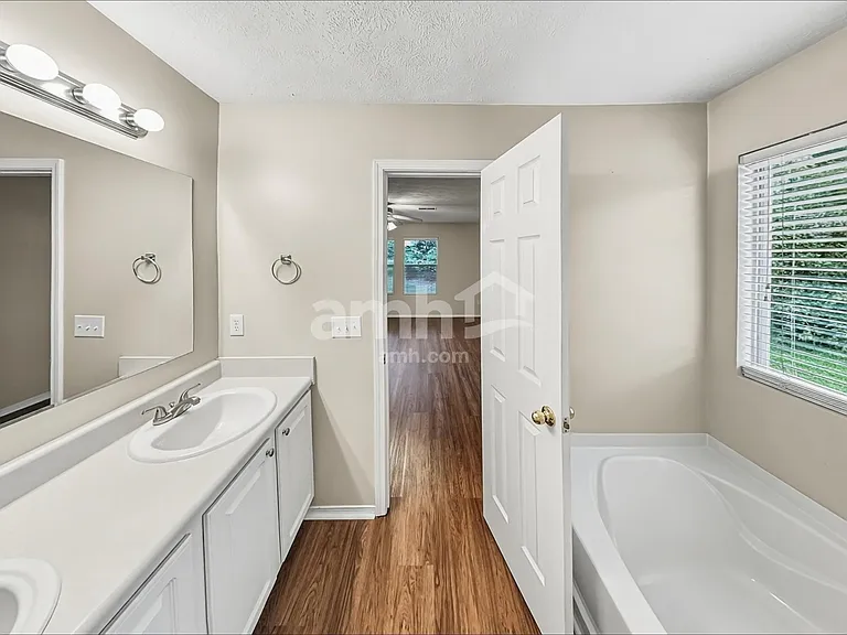 2649 Sutherland Dr — Photo 10