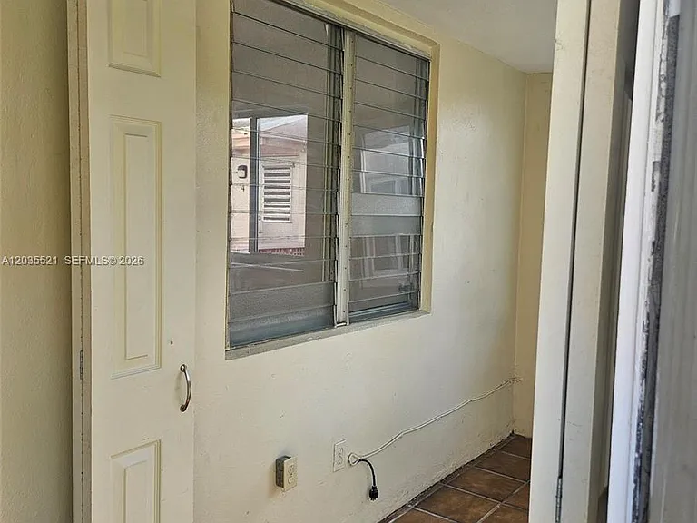 709 NE 4th Ct #6 — Photo 3