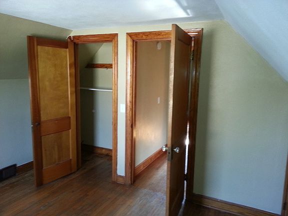 4th image of 2907 Gladstone Ave