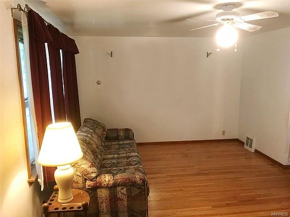 5th image of 86 Emerald Dr