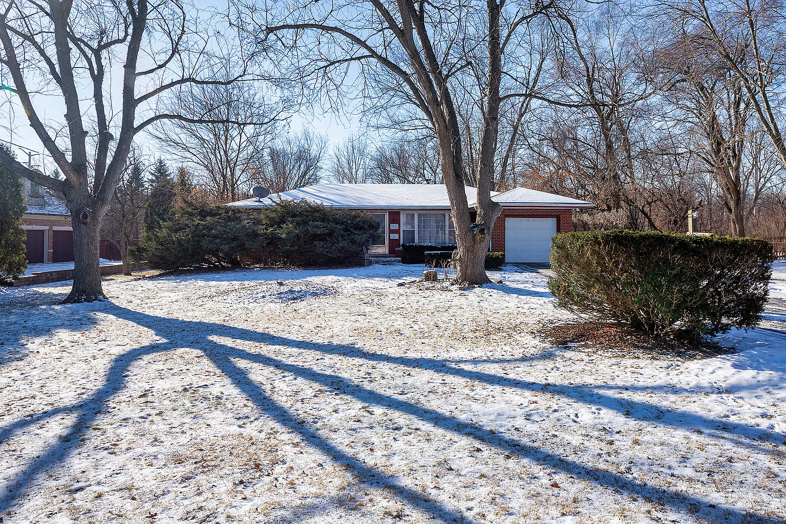 1611 Oakwood Rd photo 1