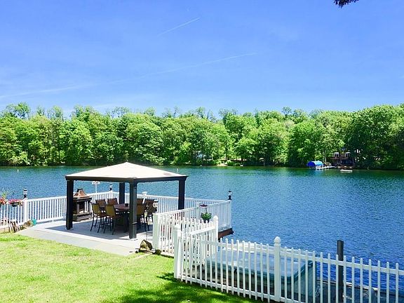 3rd image of 233 Lakeshore Dr