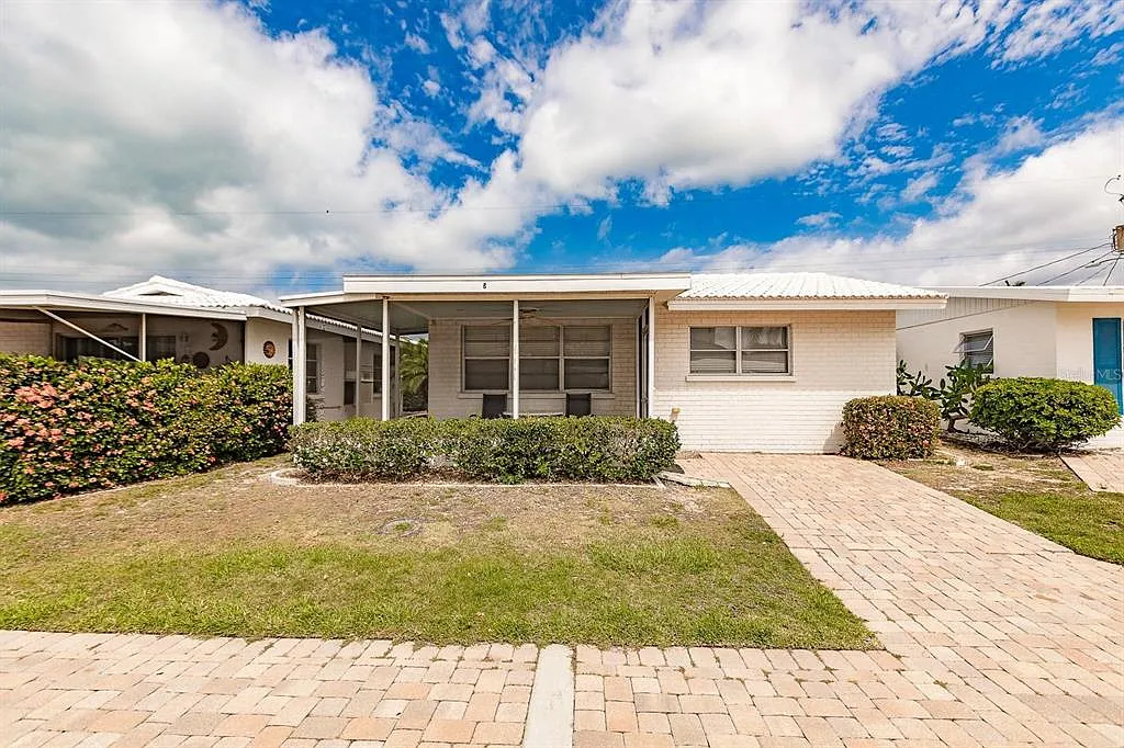 2 bed, 2.0 bath, 900 sqft, $8,970 — Photo 1