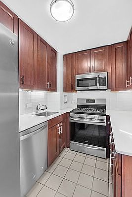 4th image of 2250 Broadway APT 9B