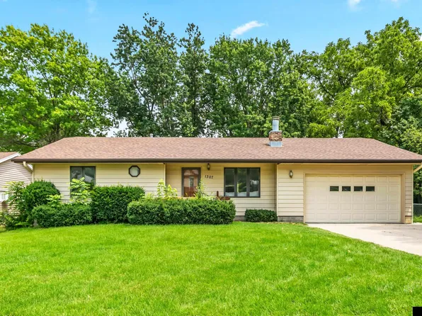 1307 Kay Lynn Dr, Bellevue, NE 68005