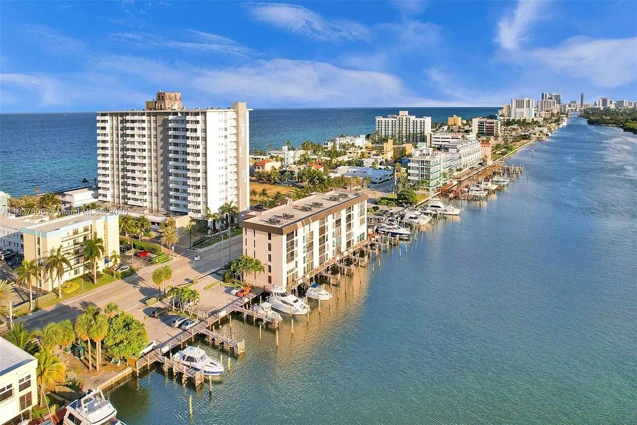 2 bed, 2.0 bath, 1060 sqft, $3,300 — Photo 4