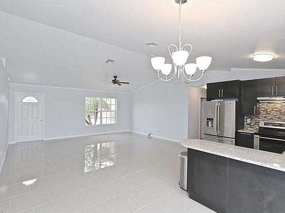 4th image of 819 Woodridge Cir