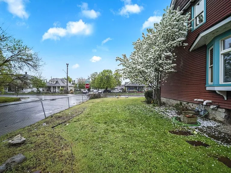 1123 E Indiana Ave — Photo 43