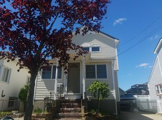 693 S 7th St, Lindenhurst, NY 11757