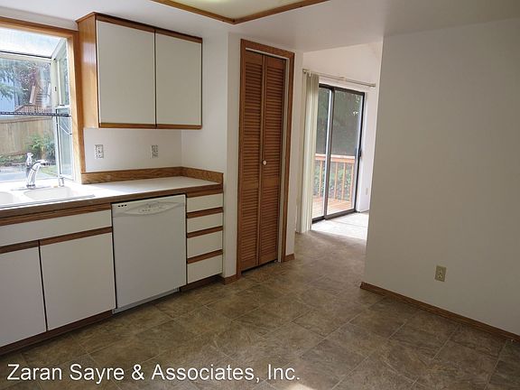 5th image of 2228 Dogwood St NE
