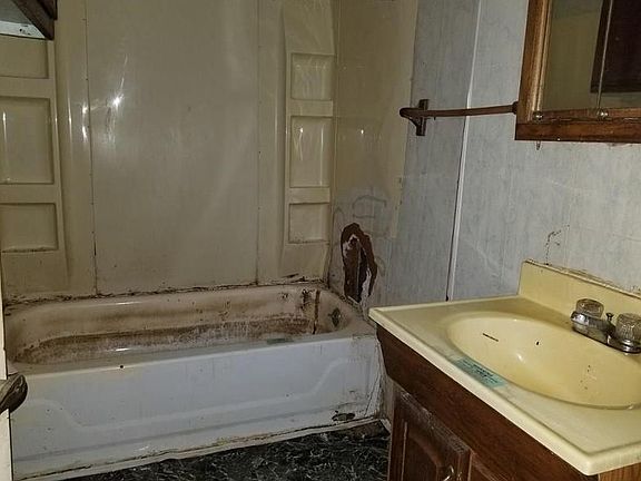 4th image of 753 York Ave #1