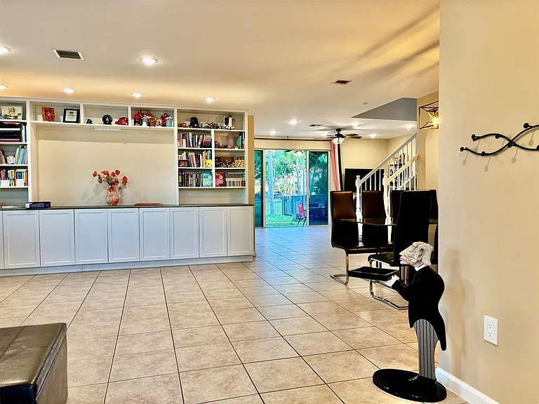 9022 Dupont Pl — Photo 3