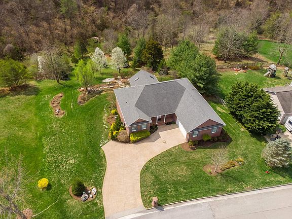 5th image of 210 Alder Ln