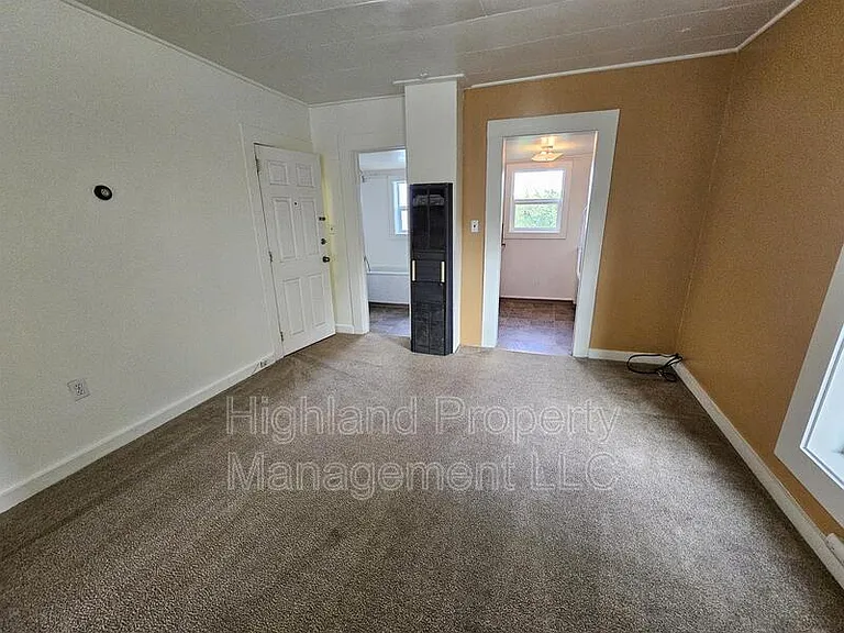 325 NE Kamiaken St #4 — Photo 4