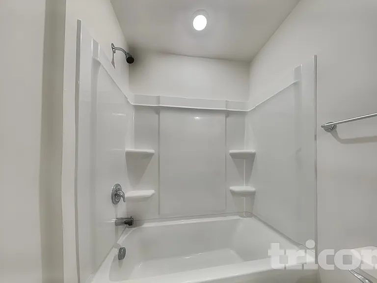 1940 Logan Ln — Photo 12
