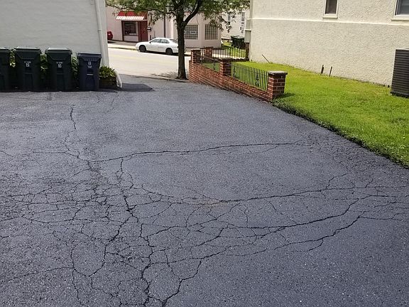 Driveway from Limekiln Pk to parking area in rear