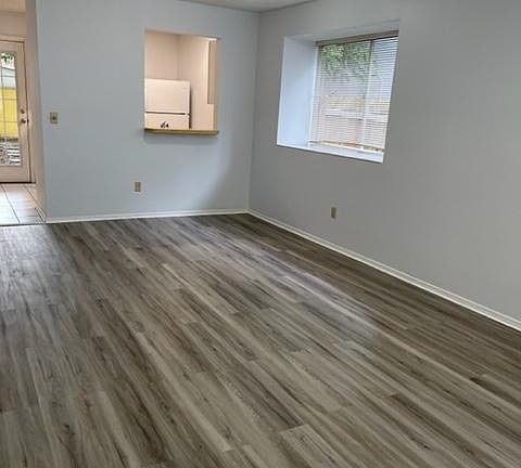 Living room (from front to rear)