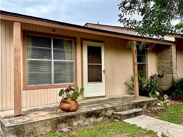 1051 Country Club Dr #19, Seguin, TX 78155