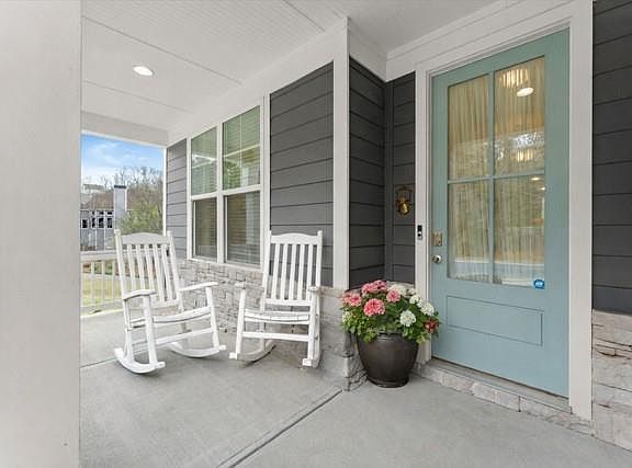 2nd image of 15 Lakeside Way NE