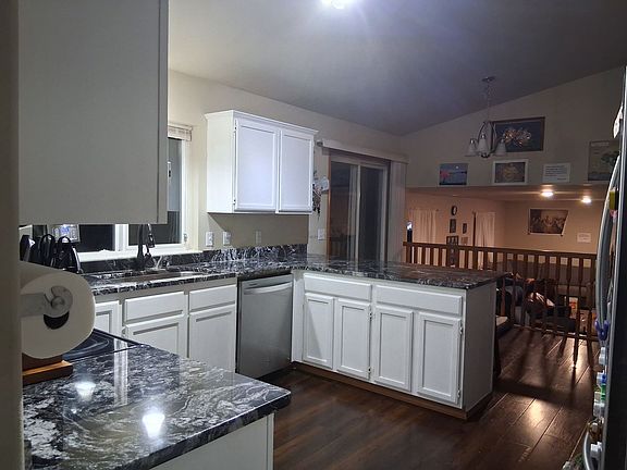 5th image of 805 E Singing Hills Dr