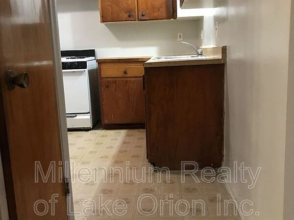 3rd image of 105 Walnut St