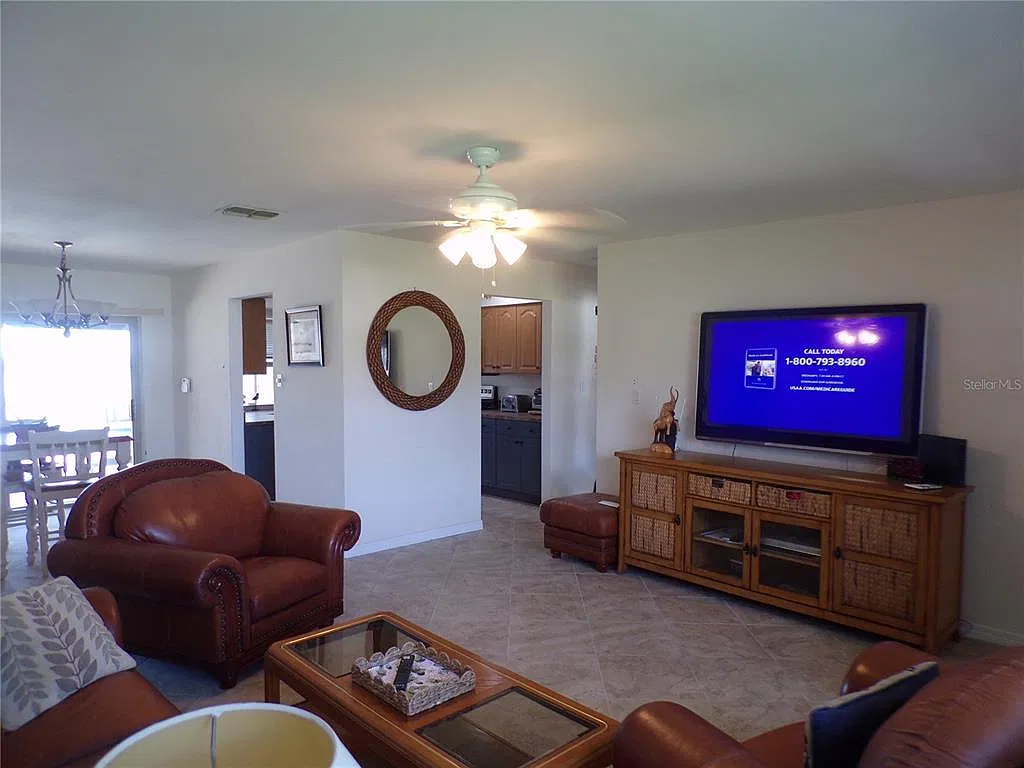 3 bed, 2.0 bath, 1750 sqft, $5,000 — Photo 3