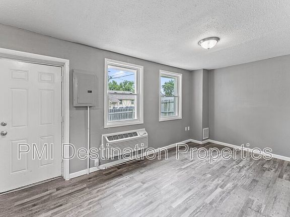 3rd image of 915 E Hayward Ave