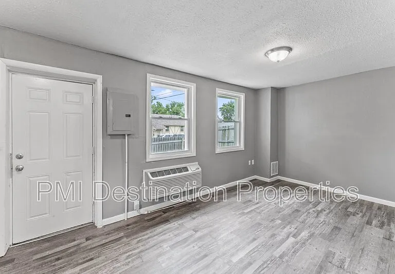 915 E Hayward Ave — Photo 3