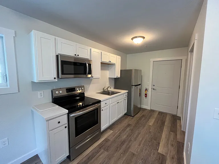 233 Bridge St — Photo 2