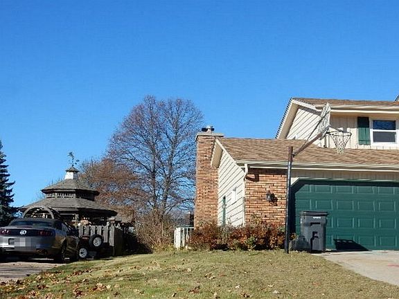 2nd image of 905 Canterbury Ln