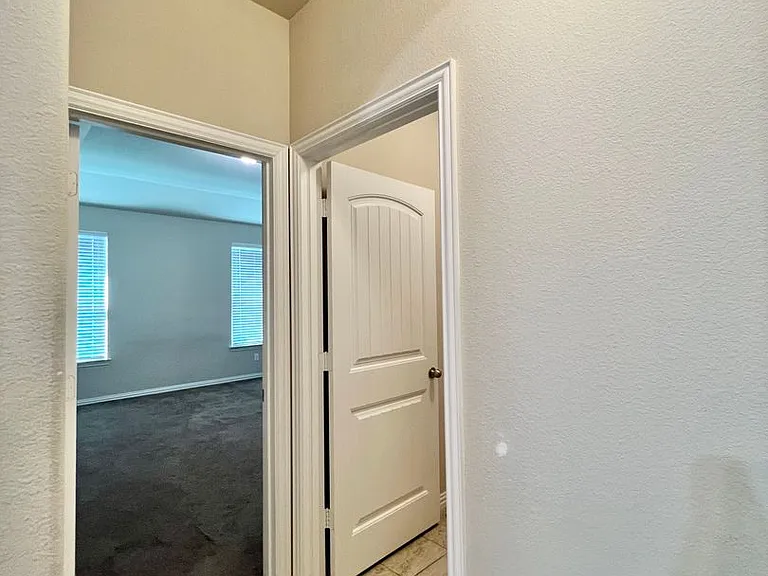 215 Clark Dr — Photo 7
