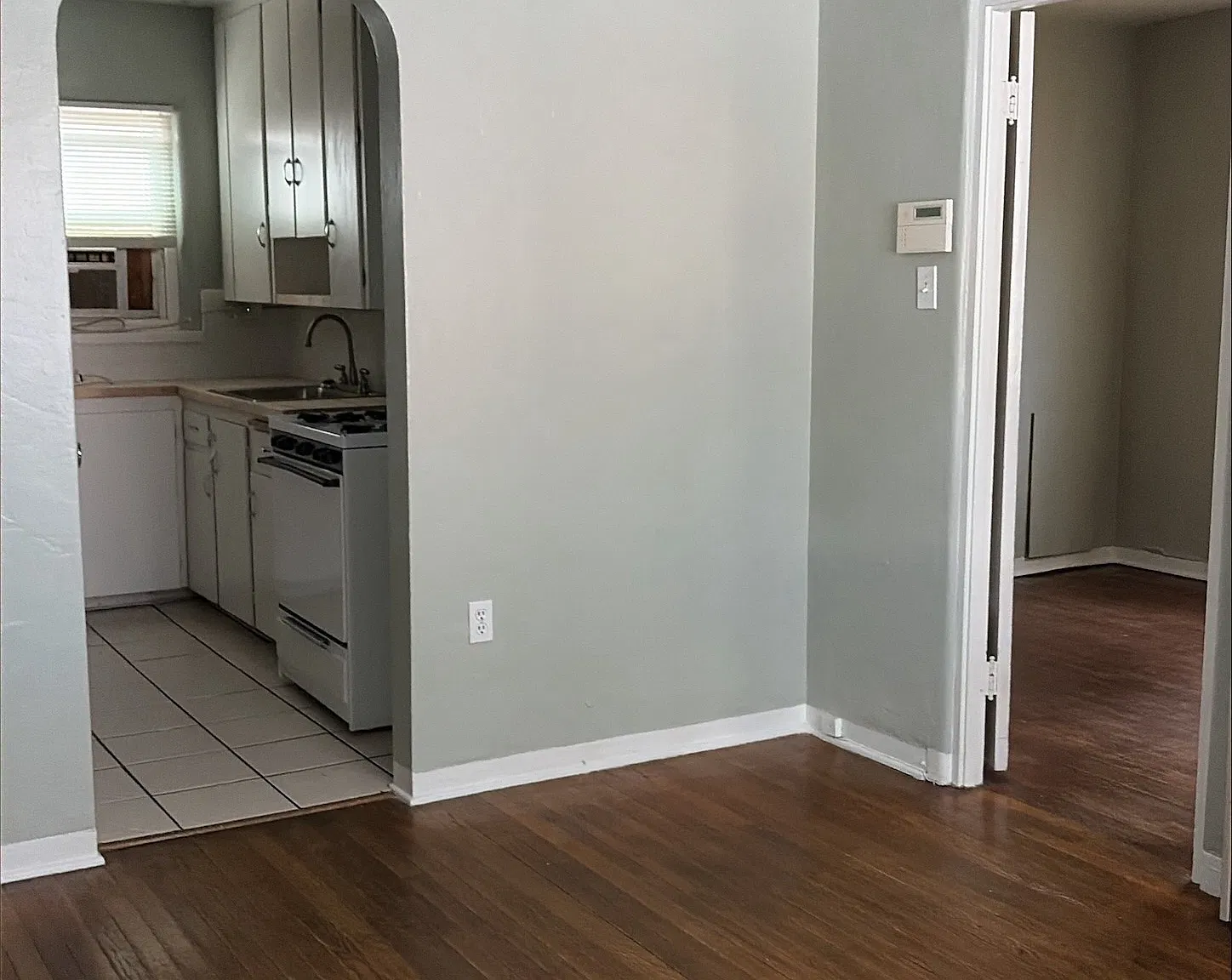 Classic Nob Hill One Bedroom Just 2 Blocks to UNM — Photo 3