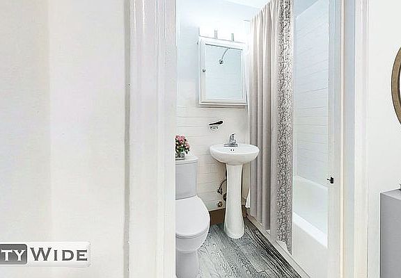 4th image of 218 E 89th St APT 3E