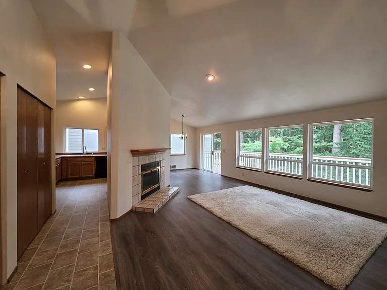 384 Selkirk Dr — Photo 10