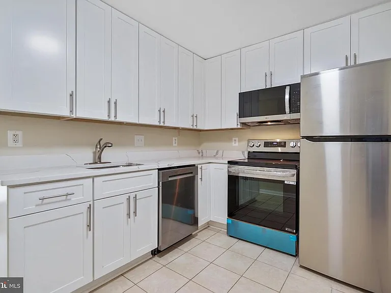 Brand new Kitchen with new stainless steel appliances!
