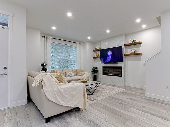 3rd image of 1437 Collins Rd