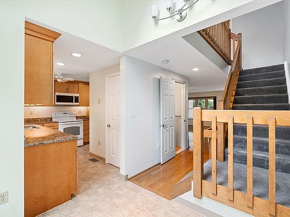4th image of 25 Thayer Pond Dr #5
