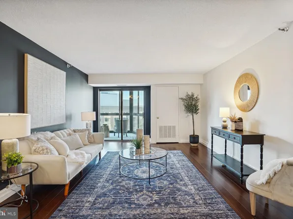 900 N Stafford St APT 1703, Arlington, VA 22203